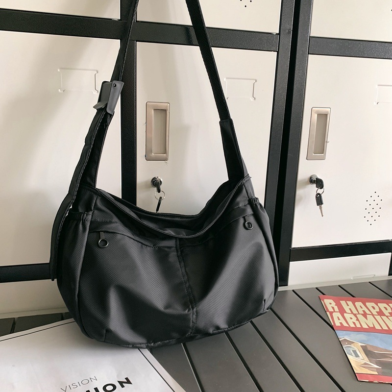 A4トートバッグ 軽量シンプル半月形ショルダートート