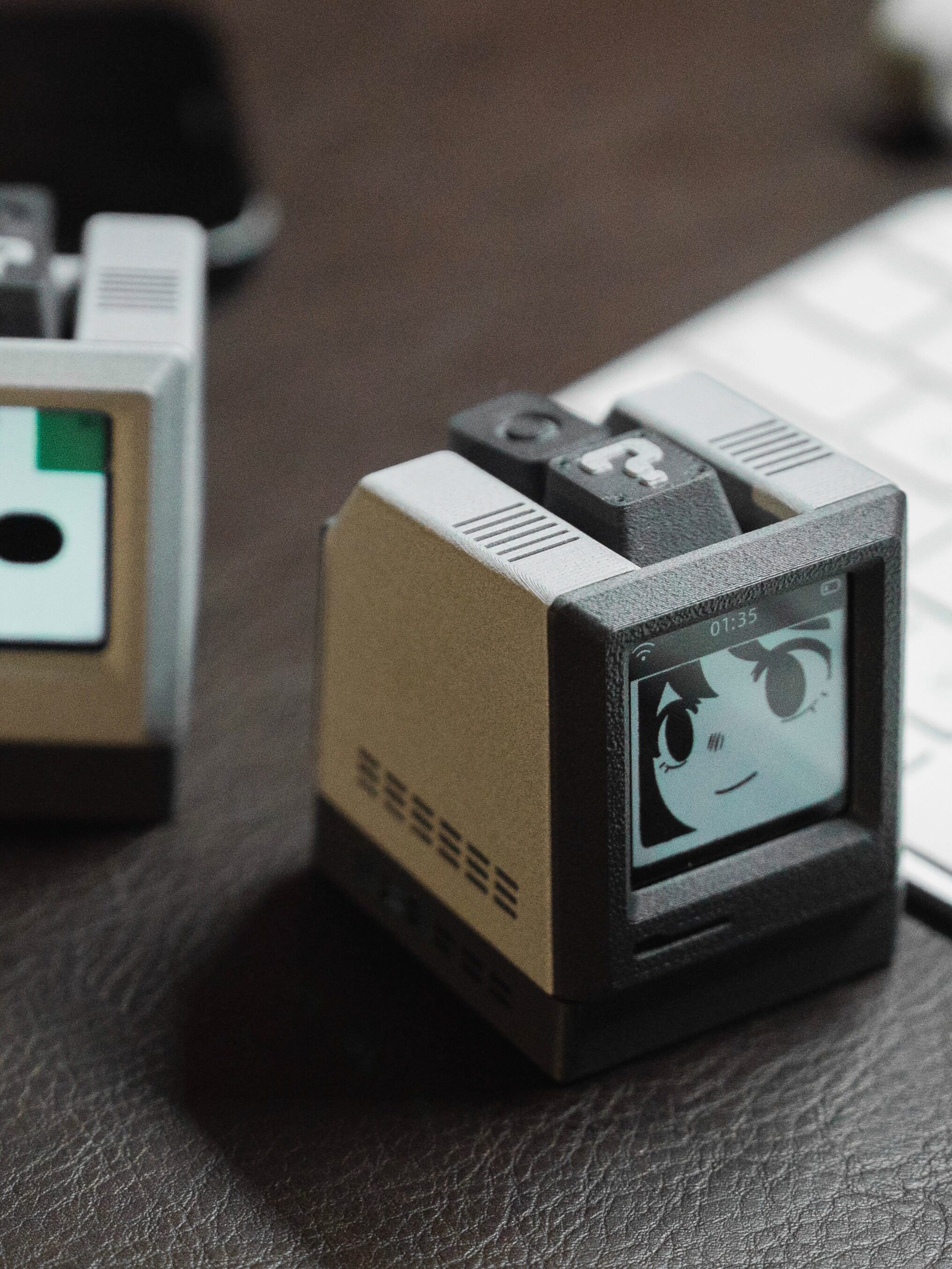 aiロボット レトロ風デジタル表示機能付き卓上型小型案内ロボット