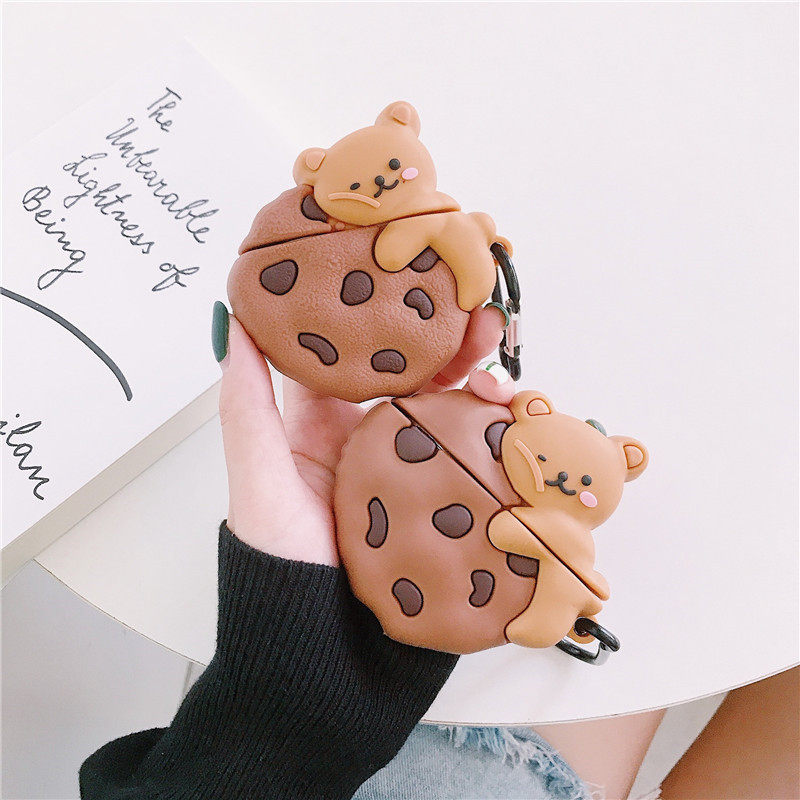 Airpodsケース クッキーにしがみつくくまの立体イヤホンケース