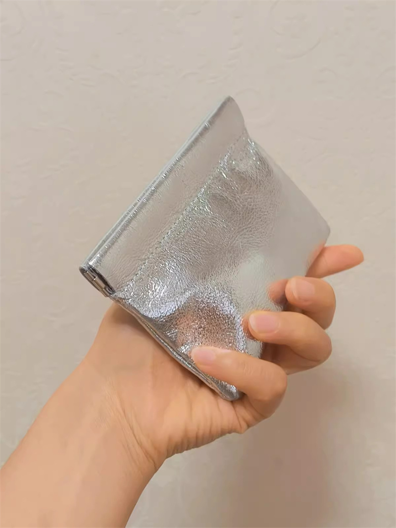 Airpodsケース 本革シルバー上品レディース仕様