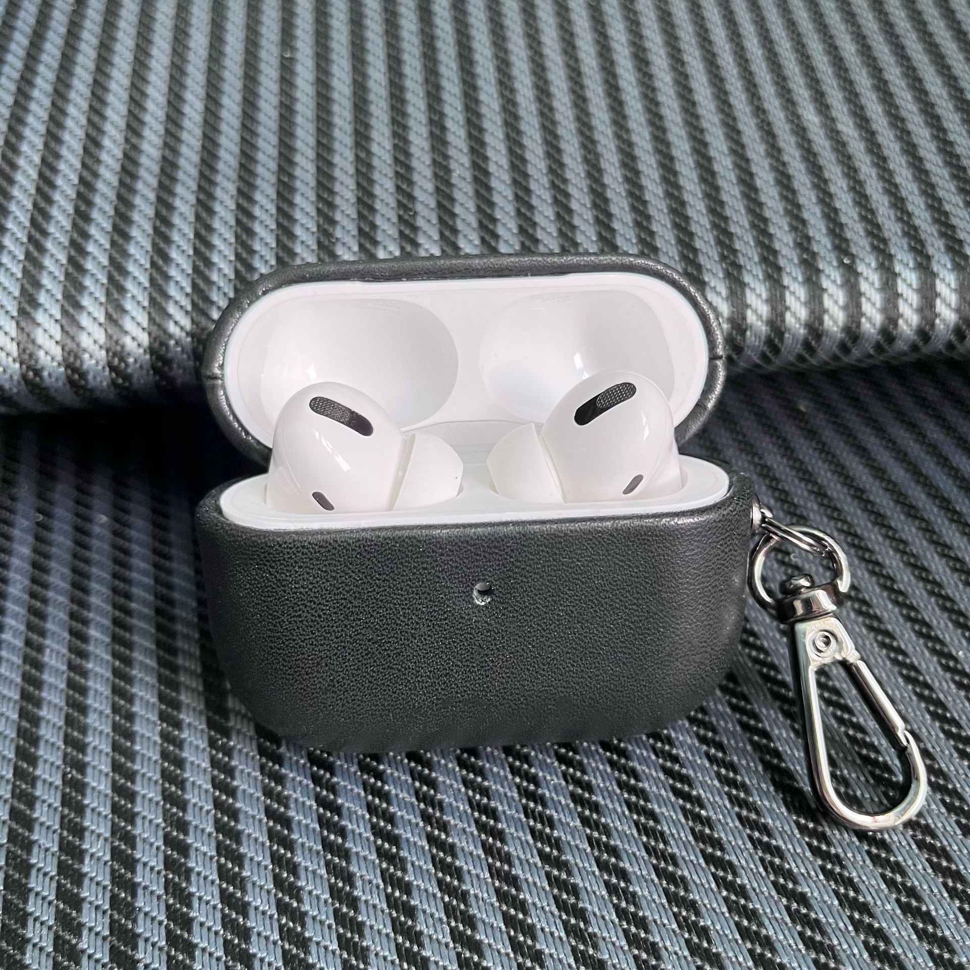 https://fulmo-img-server.com/airpods-labo/aa164350-06ba-4cc2-9a59-7fc89f976eff.jpg