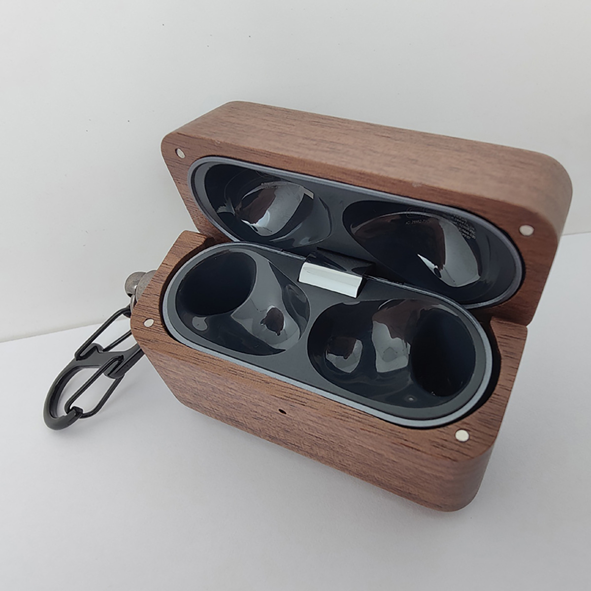 https://fulmo-img-server.com/airpods-labo/b2cbfef6-287f-4181-b172-8233971af481.jpg