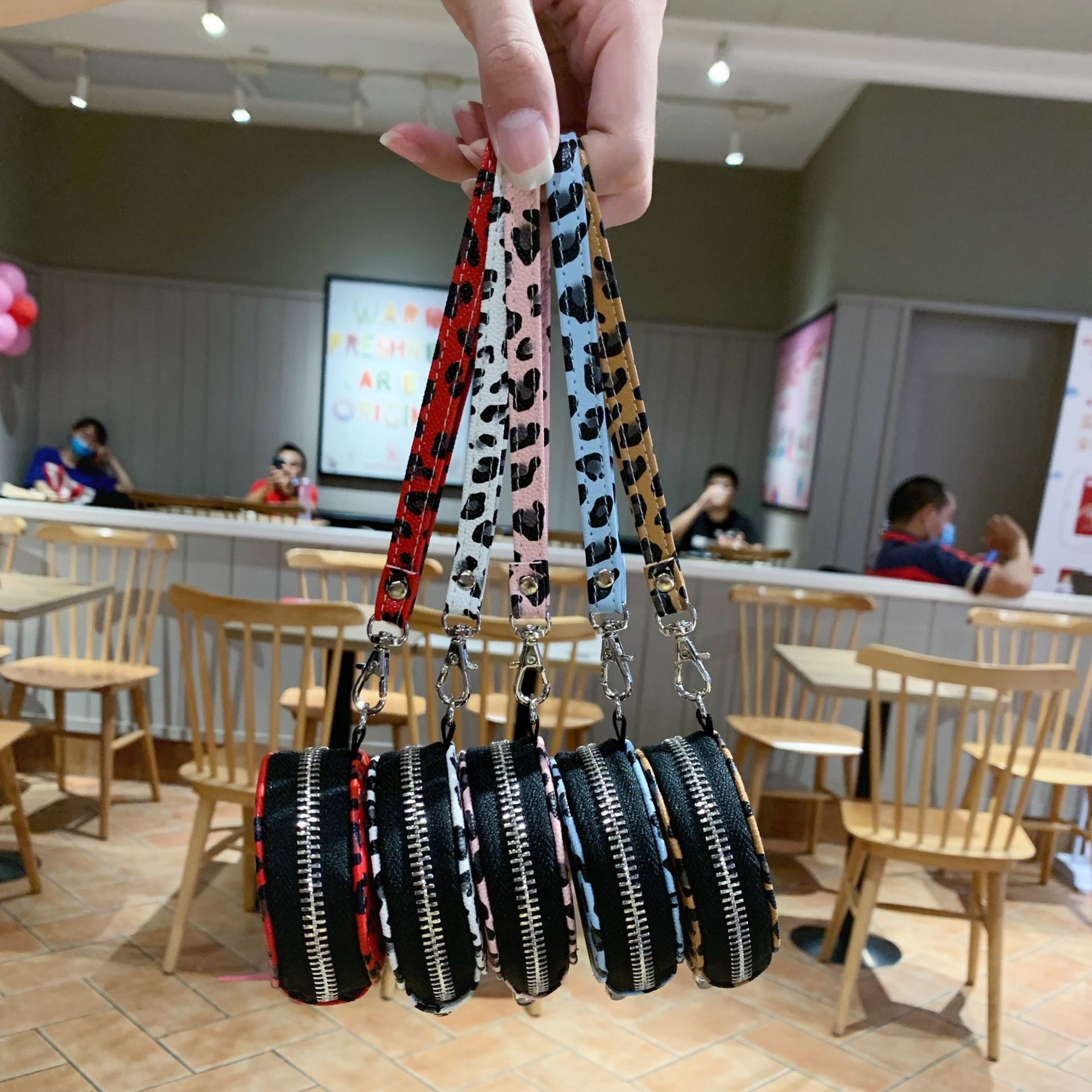 https://fulmo-img-server.com/airpods-labo/cf1d2d46-a7ff-43ef-bbe8-839d6350012f.jpg