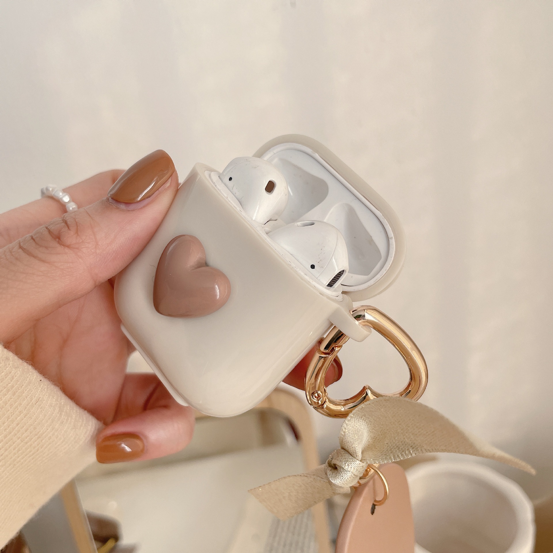 Airpodsケース ハートモチーフ付き 耐衝撃イヤホンケース