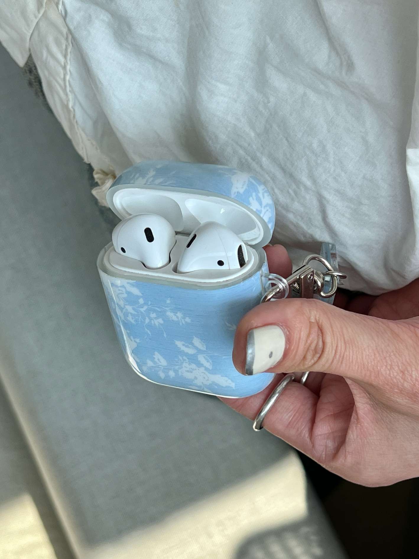 https://fulmo-img-server.com/airpods-labo/f08a7f08b7c54ae3bf265da6474cae3b.jpg