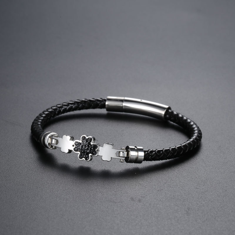 アメカジ 編み込みレザー四つ葉装飾留め具付きブレスレット