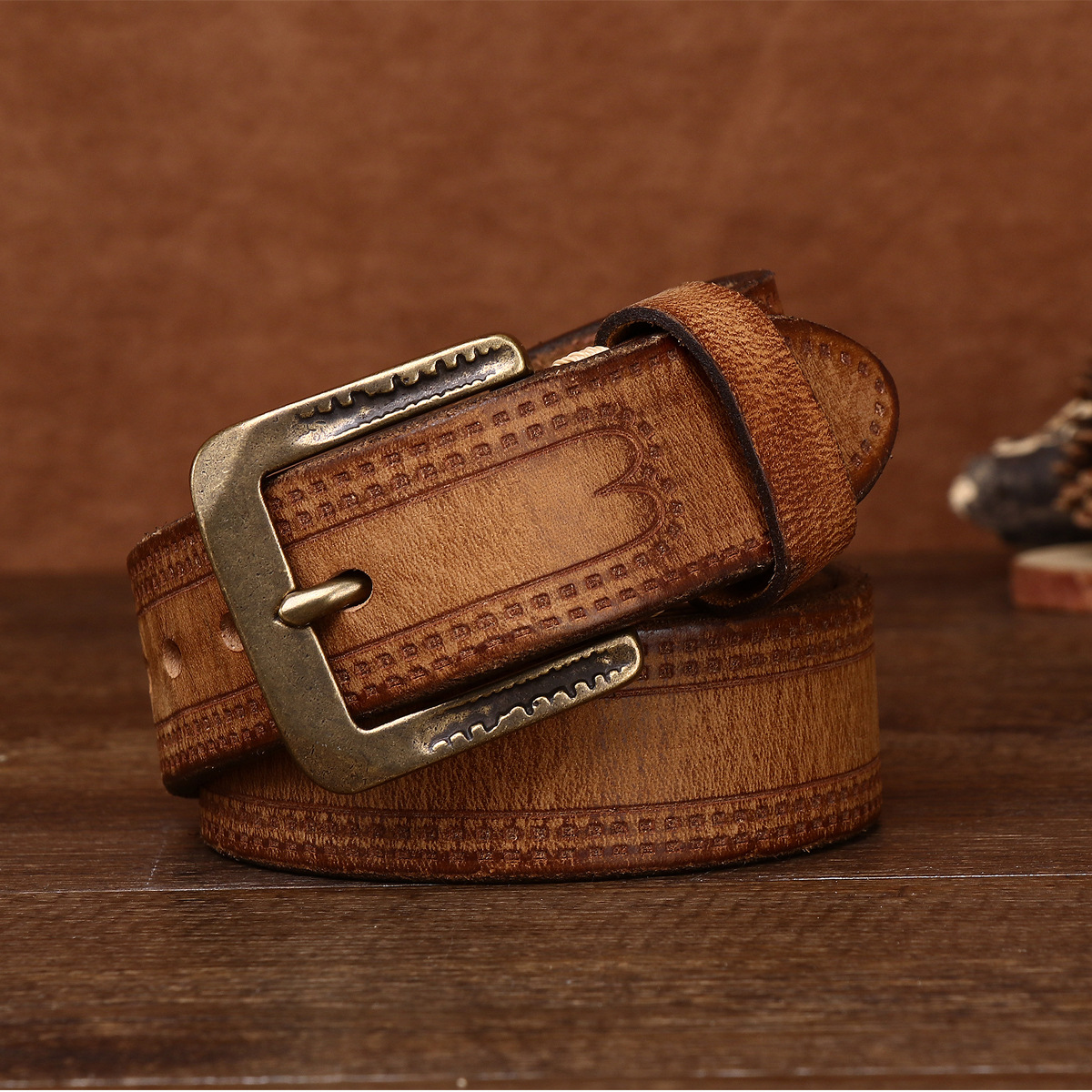 アメカジ 本革型押し加工アンティーク調バックル付きレザーベルト