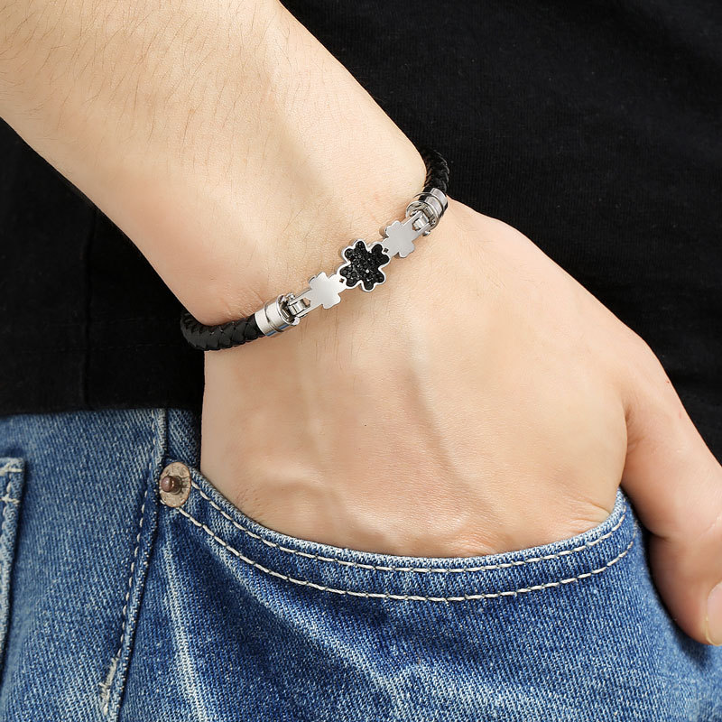 アメカジ 編み込みレザー四つ葉装飾留め具付きブレスレット