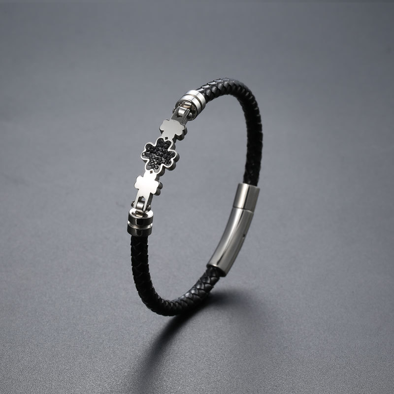 アメカジ 編み込みレザー四つ葉装飾留め具付きブレスレット