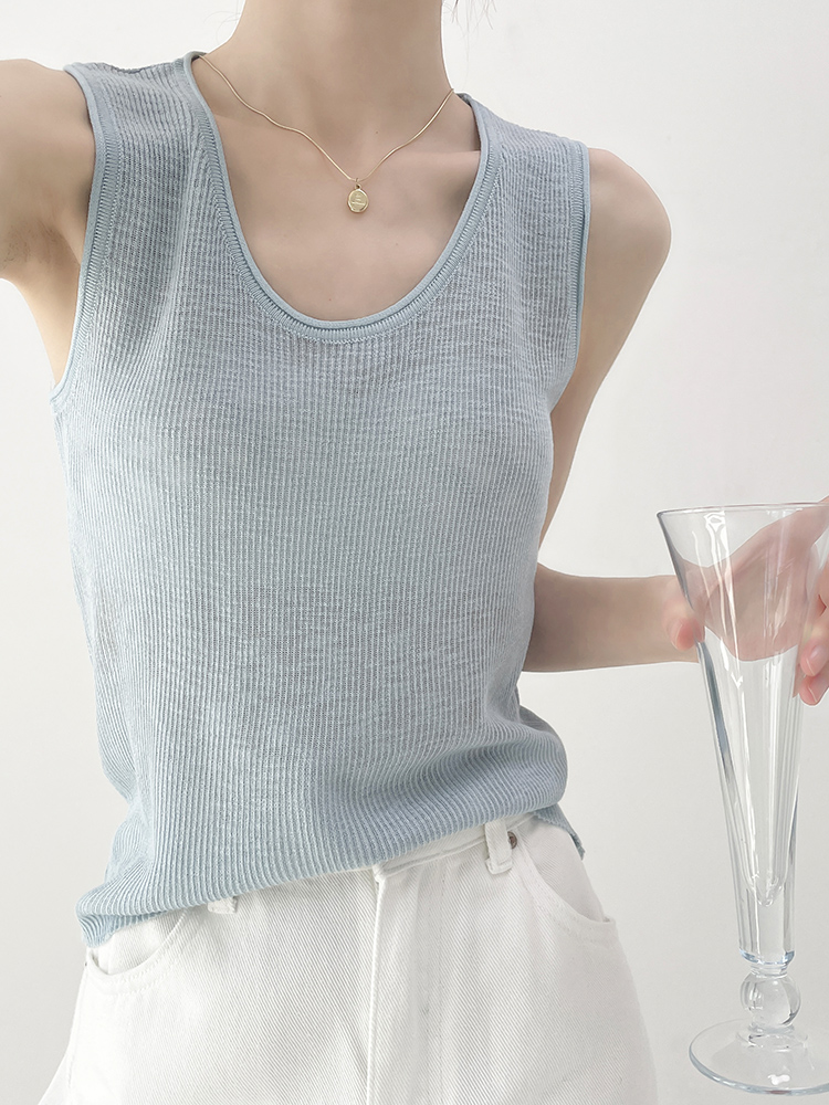 青ファッション すっきり着こなす ノースリーブニット