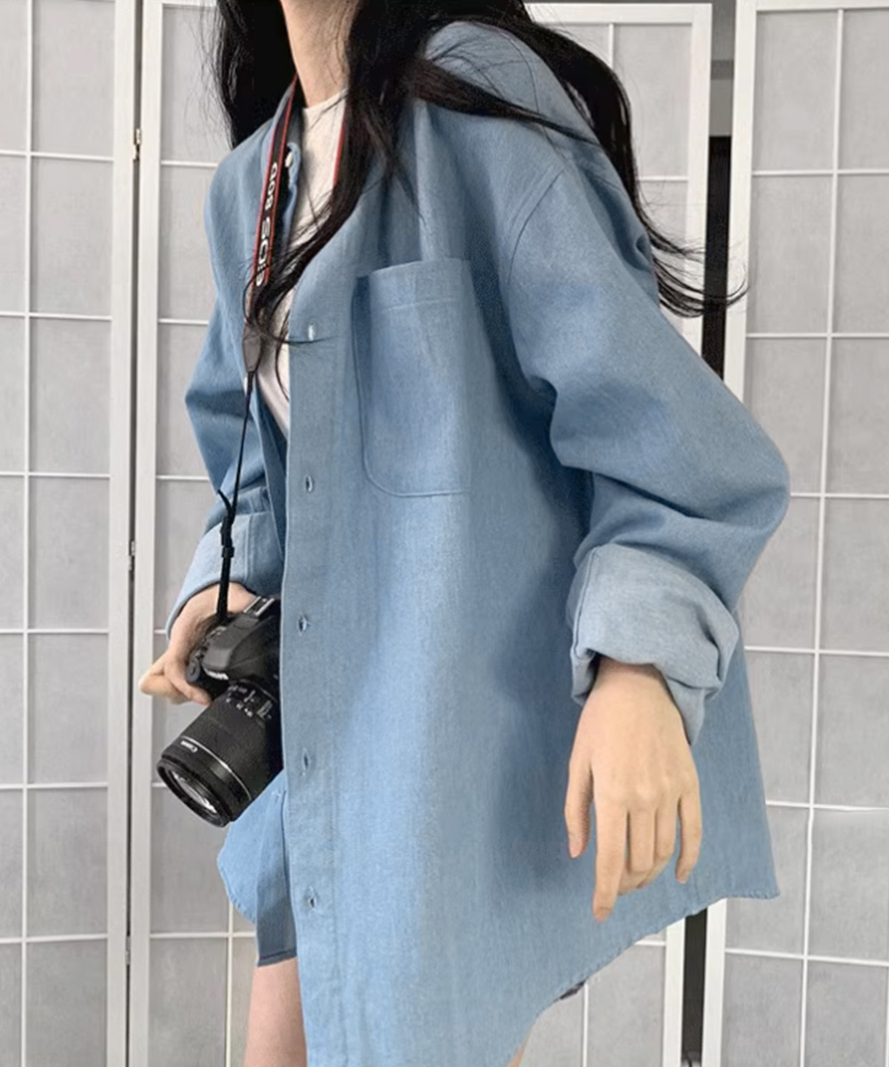 青ファッション ゆったりデニムシャツ 重ね着コーデ 体型カバー