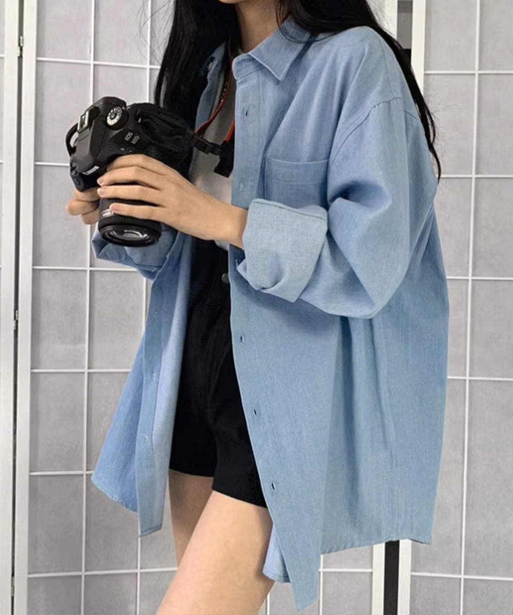 青ファッション ゆったりデニムシャツ 重ね着コーデ 体型カバー