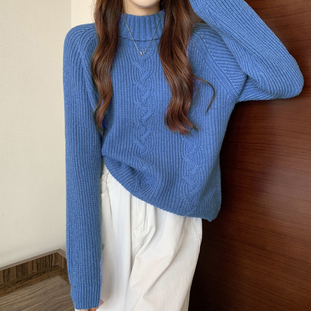 青ファッション 青色ケーブル編みタートルネックニット