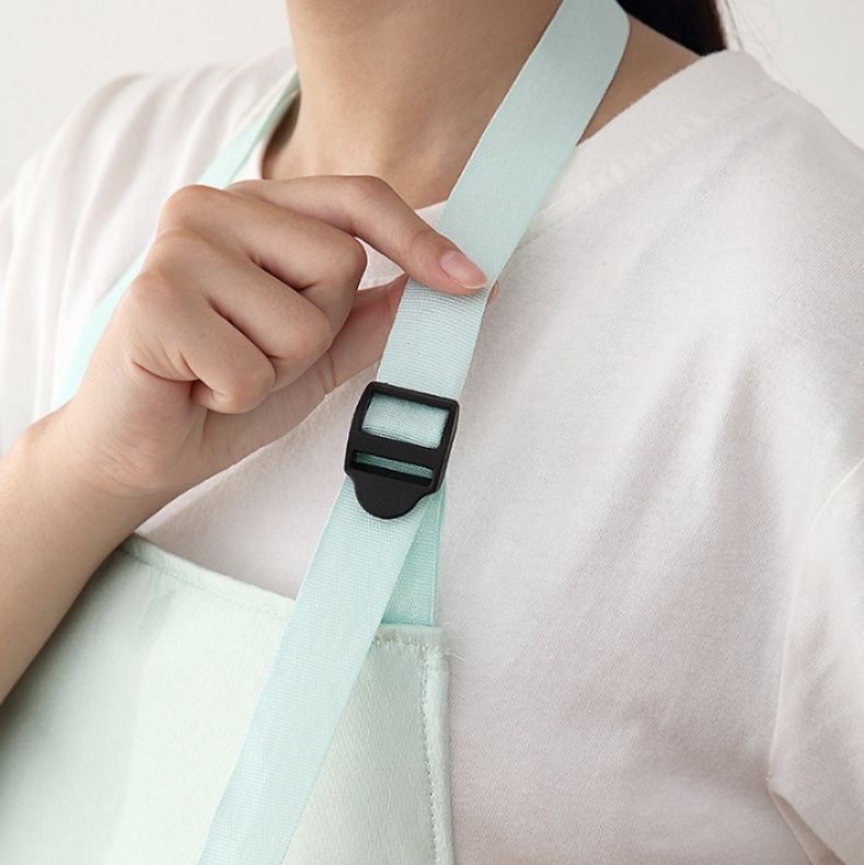 保育士 エプロン うさぎとペンギン柄のキャラクター保育士エプロン