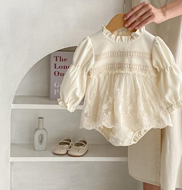 上品刺繍入りベビードレス連体服 白いおしゃれなお嬢様風 結婚式