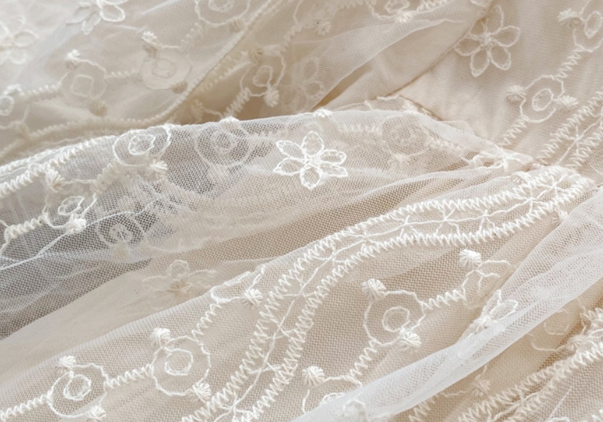 上品な白いレースベビードレス　長袖　セレモニーワンピース