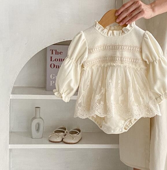 上品刺繍入りベビードレス連体服 白いおしゃれなお嬢様風 結婚式