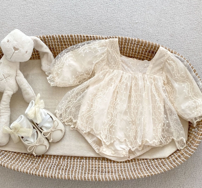 上品な白いレースベビードレス　長袖　セレモニーワンピース