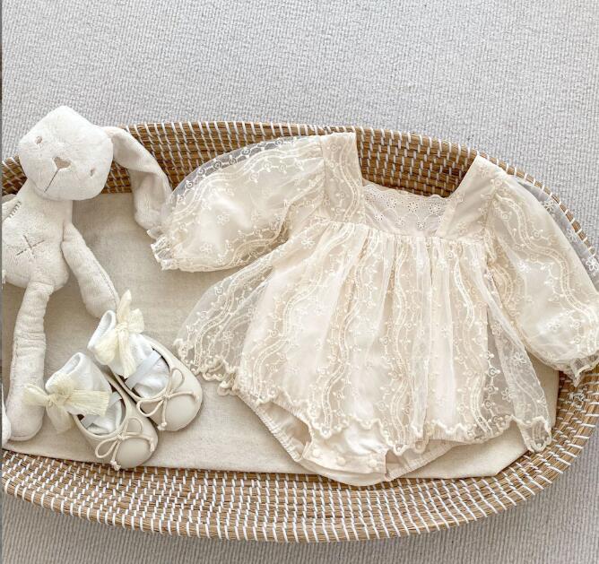 上品な白いレースベビードレス　長袖　セレモニーワンピース