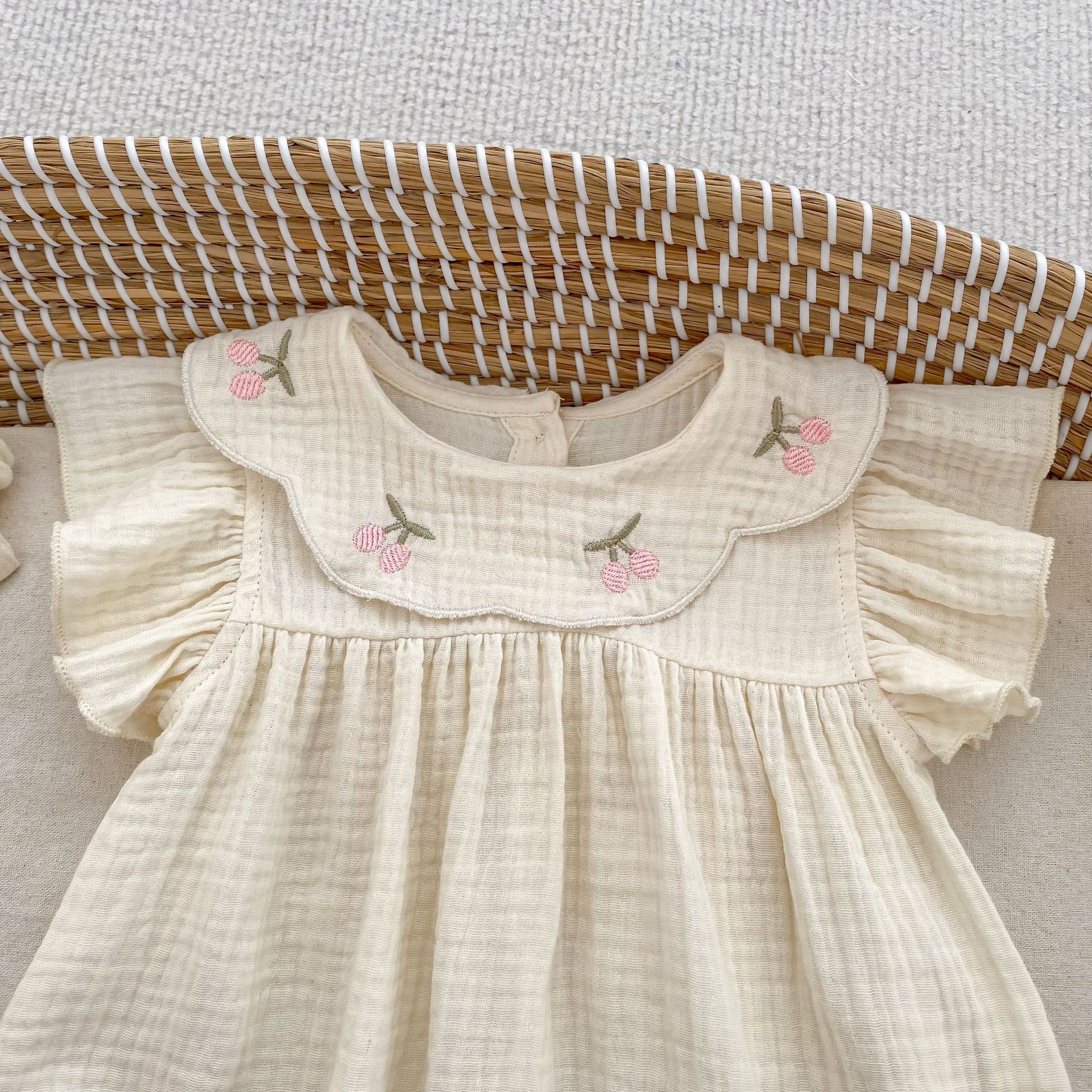 ベビードレス 優しい花刺繍のファーストロンパース
