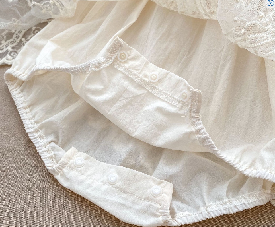 上品な白いレースベビードレス　長袖　セレモニーワンピース