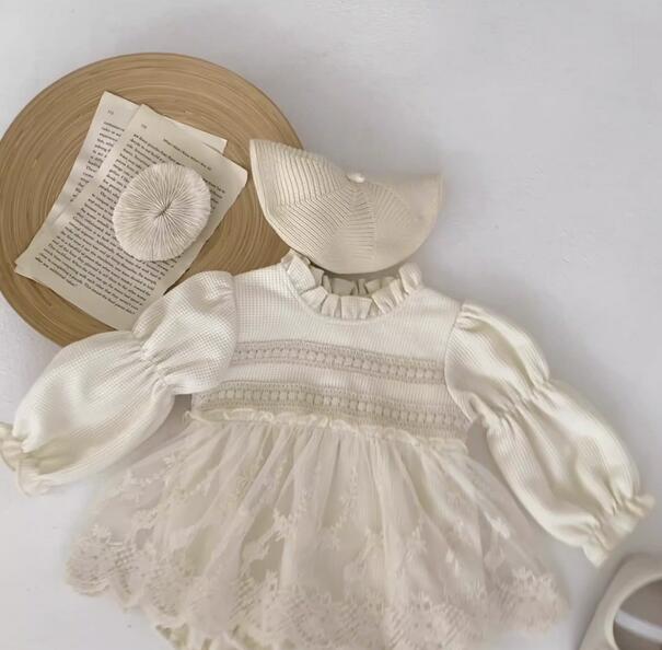 上品刺繍入りベビードレス連体服 白いおしゃれなお嬢様風 結婚式