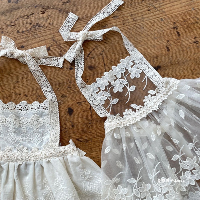 女児用レース刺繍ベビードレス 花柄チュール エプロン風