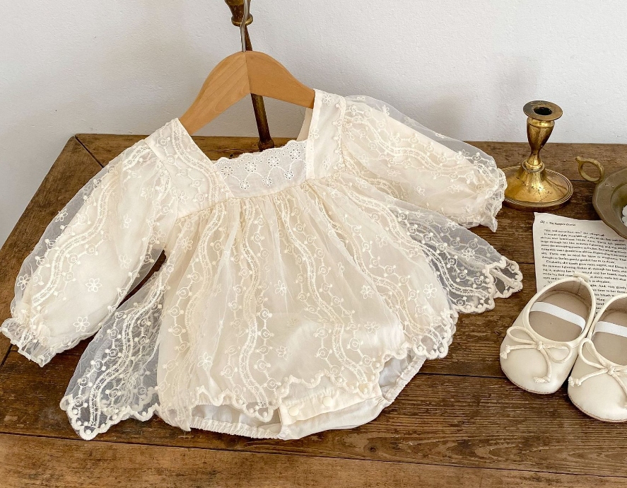 上品な白いレースベビードレス　長袖　セレモニーワンピース