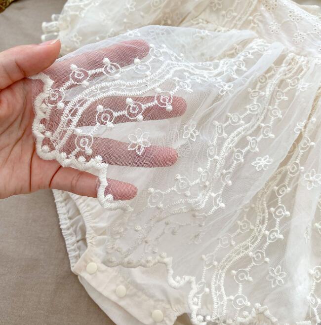 上品な白いレースベビードレス　長袖　セレモニーワンピース