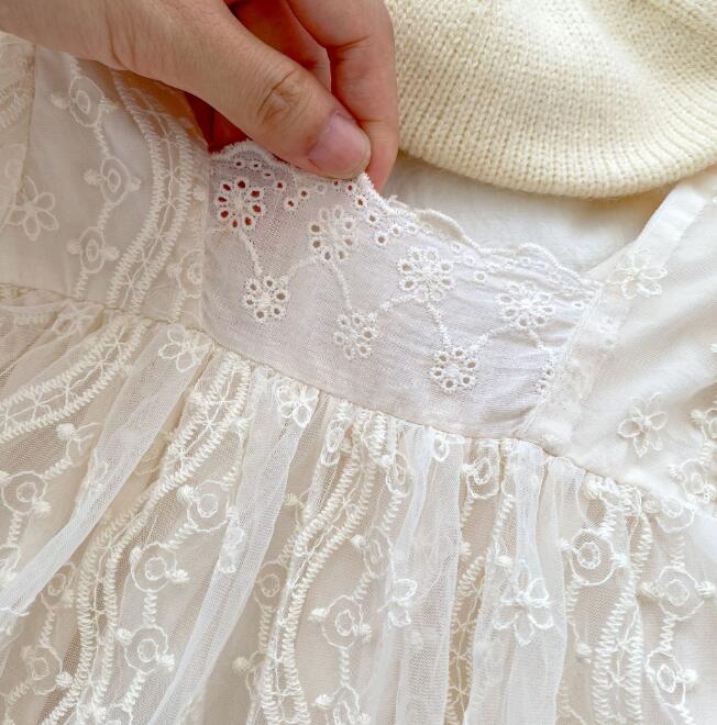 上品な白いレースベビードレス　長袖　セレモニーワンピース