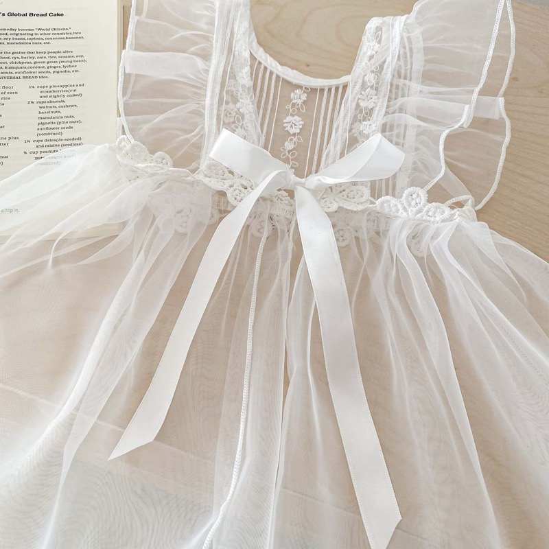 女の子用レース付き白いベビードレス帽子セット