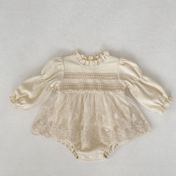 上品刺繍入りベビードレス連体服 白いおしゃれなお嬢様風 結婚式