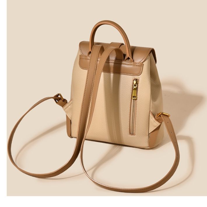 上質レザー調フラップ付き多機能バックパック