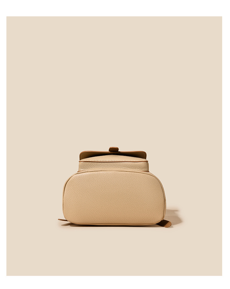 上質レザー調フラップ付き多機能バックパック