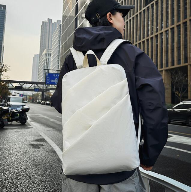 バックパック 通勤対応多機能