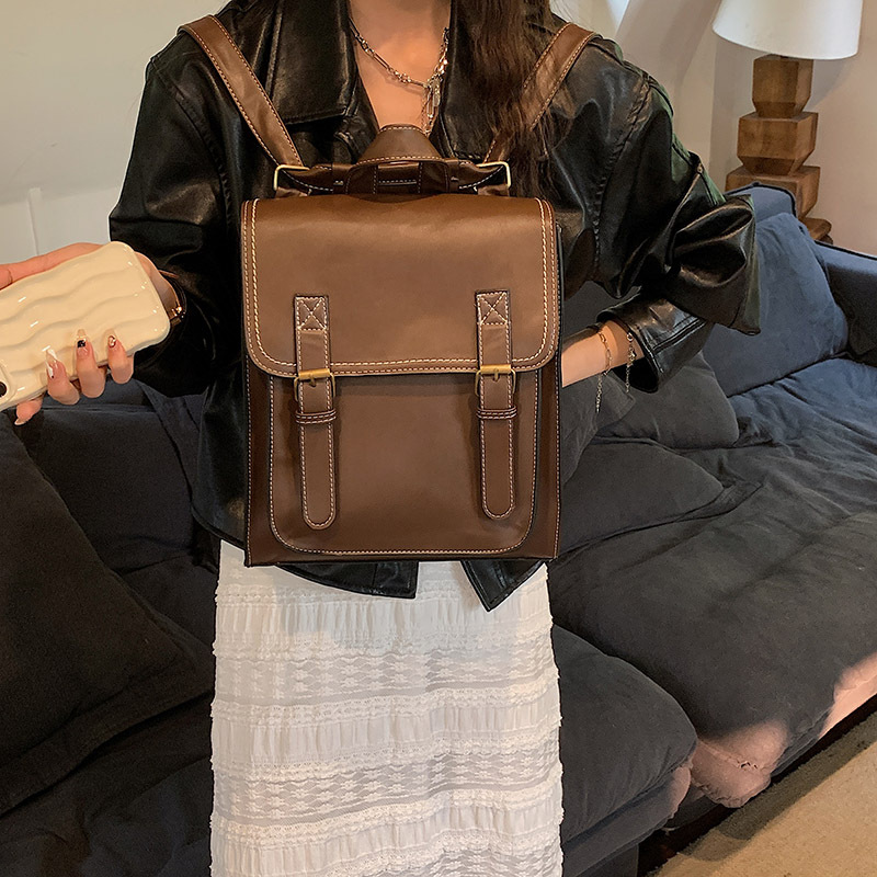 クラシカルステッチデザインスクエア型バックパック