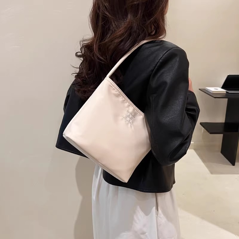 ナイロンバッグ シンプル刺繍入りミニショルダー
