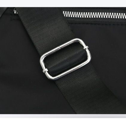 ナイロンバッグ 洗練シルエット 実用派サコッシュ