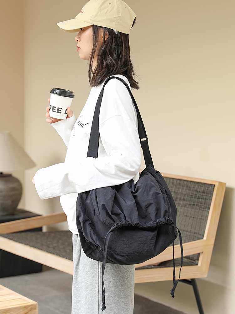 ナイロンバッグ 巾着 ゆったり巾着型ショルダーバッグ