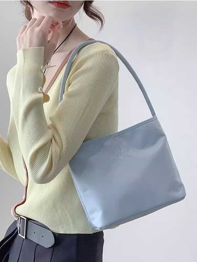 ナイロンバッグ シンプル刺繍入りミニショルダー