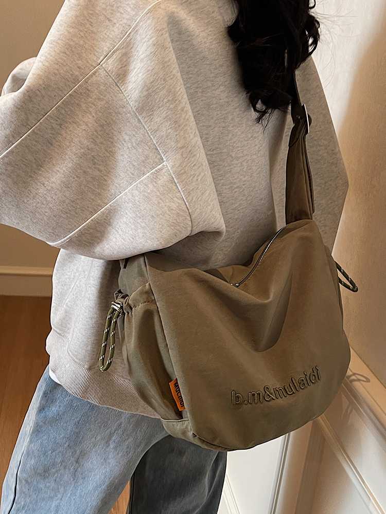 ナイロンバッグ ゆったり刺繍入りホーボーショルダー