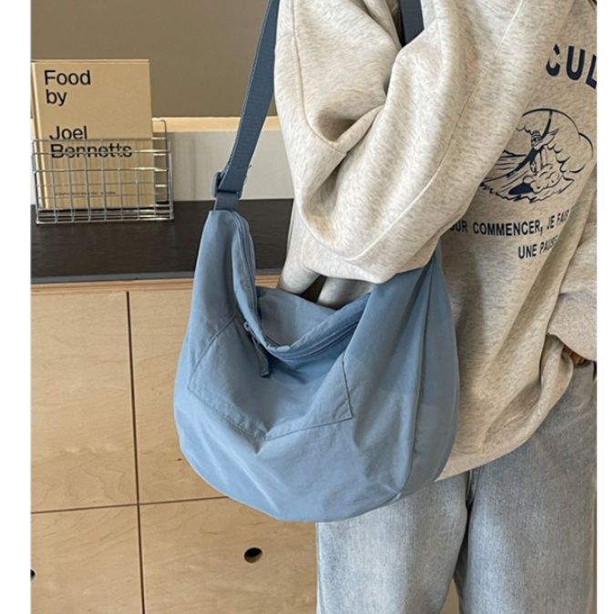 ナイロンバッグ 軽量ナイロン三日月型ショルダーバッグ