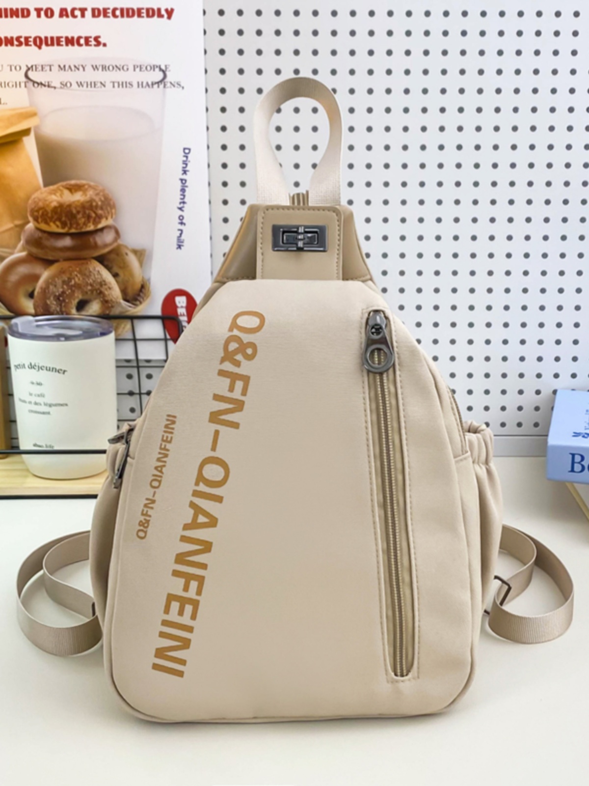 ナイロンバッグ ロゴプリント三角ボディバッグ