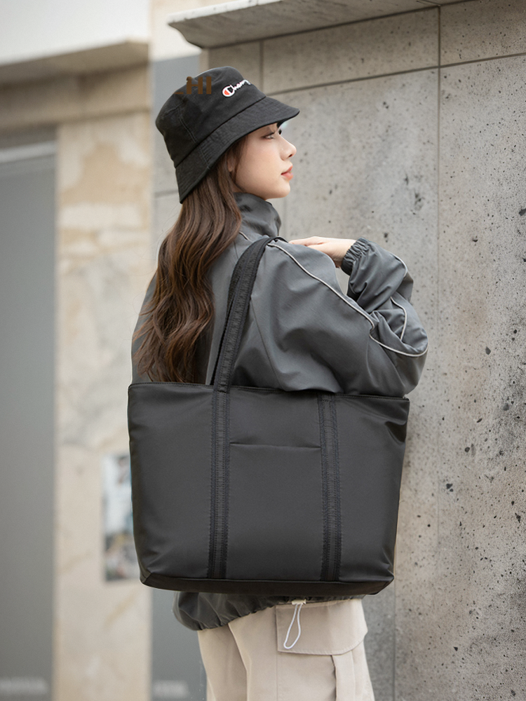 ナイロンバッグ シンプル外ポケット付きナイロントート
