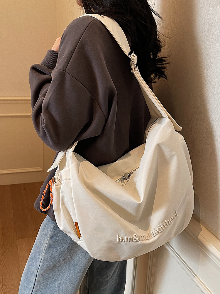 ナイロンバッグ ゆったり刺繍入りホーボーショルダー