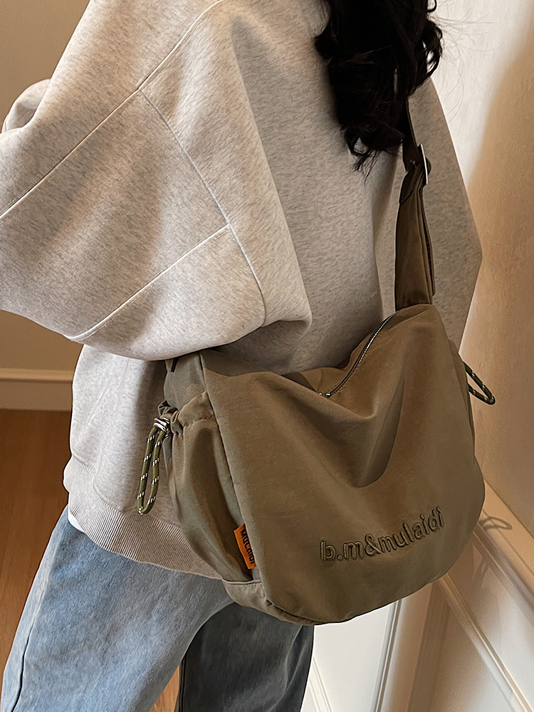 ナイロンバッグ ゆったり刺繍入りホーボーショルダー