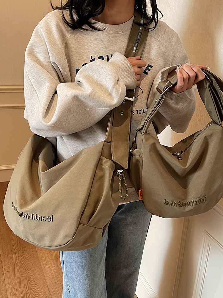 ナイロンバッグ ゆったり刺繍入りホーボーショルダー