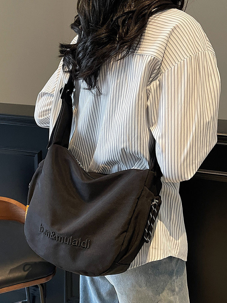 ナイロンバッグ ゆったり刺繍入りホーボーショルダー