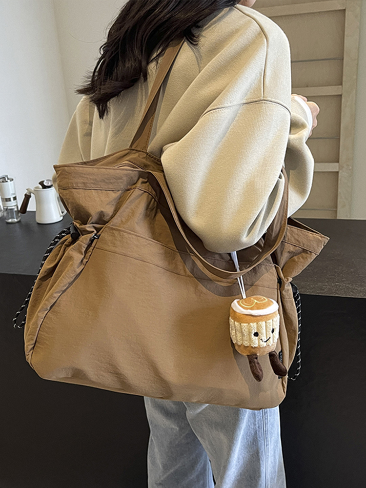 ナイロンバッグ 日常使いポケット付き軽量トート