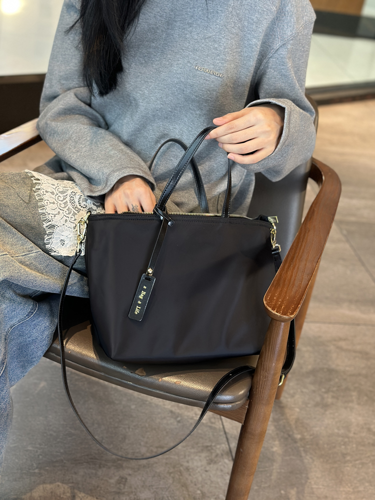 ナイロンバッグ シンプル上品 多機能トート
